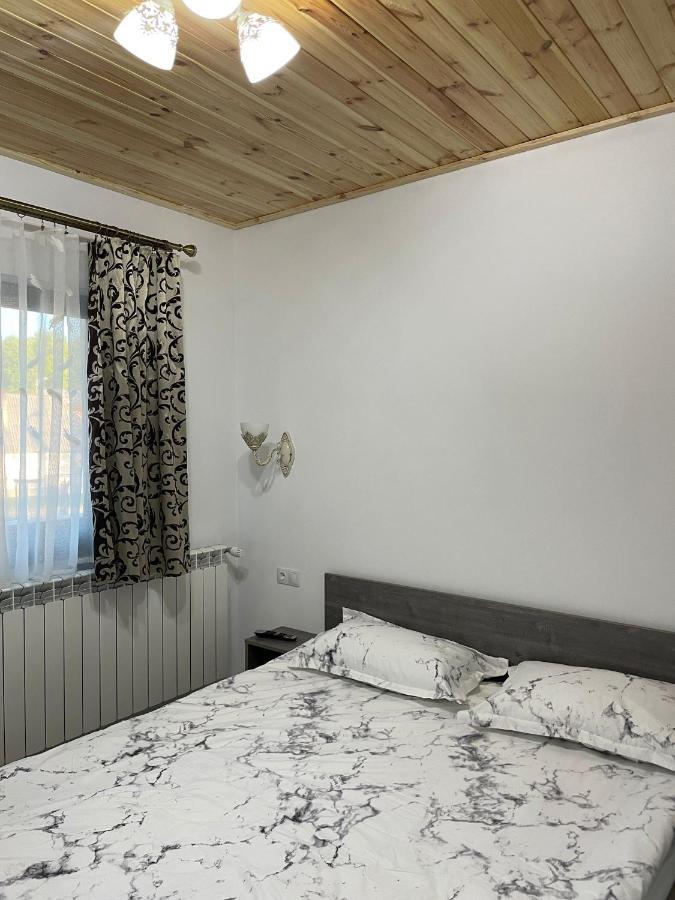 Готель Casa De Langa Padure Сигіт Екстер'єр фото